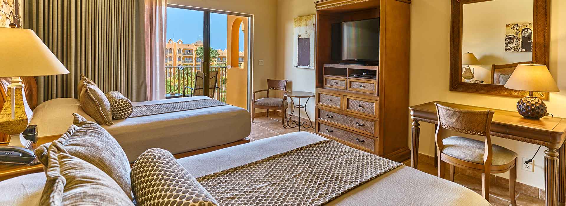 dos camas dobles con vista al resort
